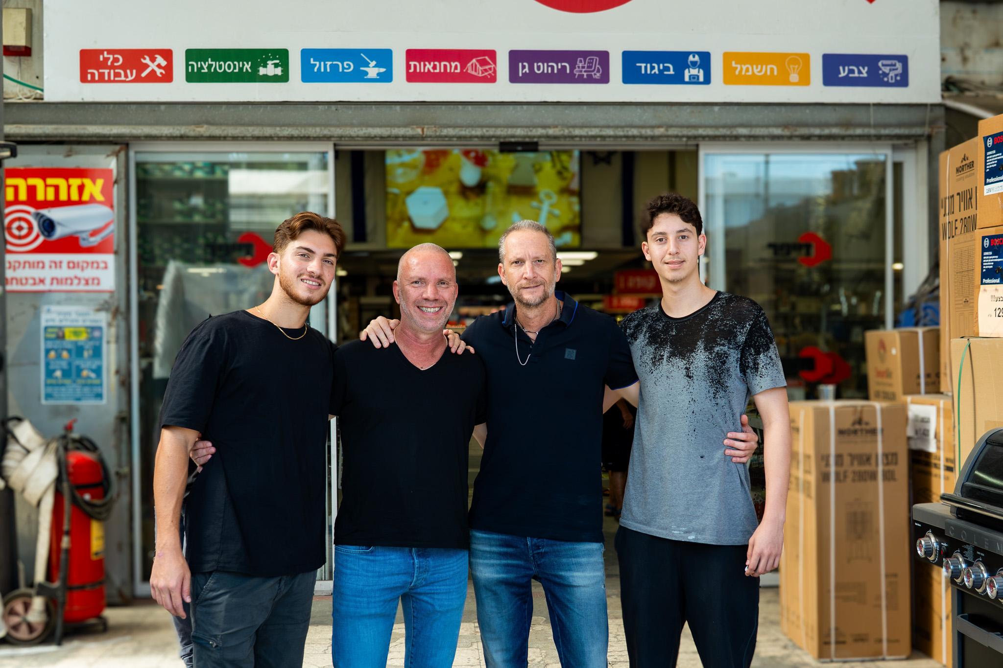 צוות זייפר בכניסה לחנות